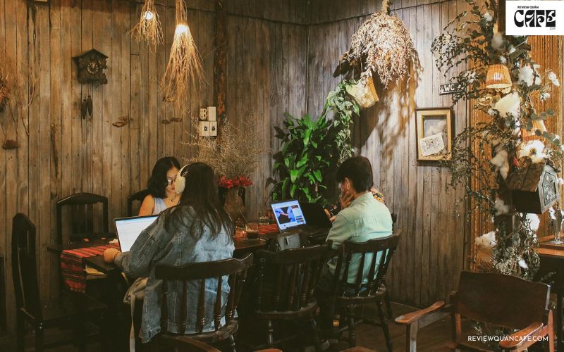Top 10 quán cà phê D2 Bình Thạnh lý tưởng dành cho bạn Cú Trên Cây Coffee một quán cà phê mang không gian độc lạ, thú vị