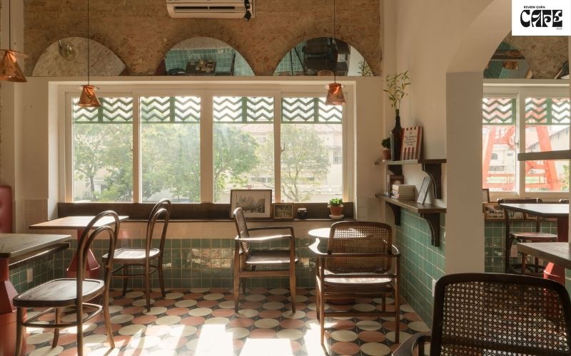 Review Okkio Caffe: Không gian Retro view chợ Bến Thành Không gian và phong cách thiết kế tại Okkio Caffe