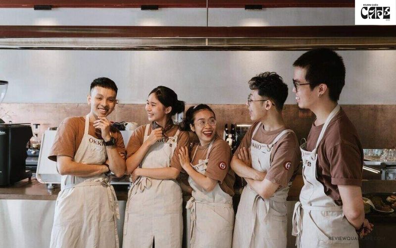 Review Okkio Caffe: Không gian Retro view chợ Bến Thành Nhân viên quán Okkio Caffe thân thiện, luôn nở nụ cười đón khách