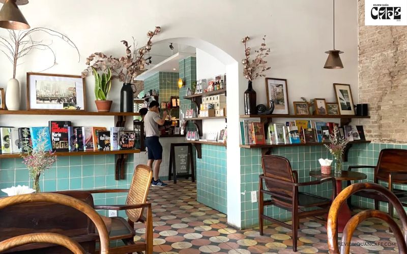 Review Okkio Caffe: Không gian Retro view chợ Bến Thành Mỗi góc quán là một điểm check-in nghệ thuật