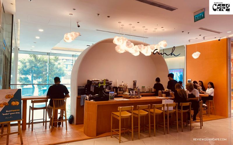 Review Anh Coffee Roastery - Quán cafe nổi bật tại Quận 3 Nhân viên tại Anh Coffee Roastery phục vụ tận tâm với thân thiện