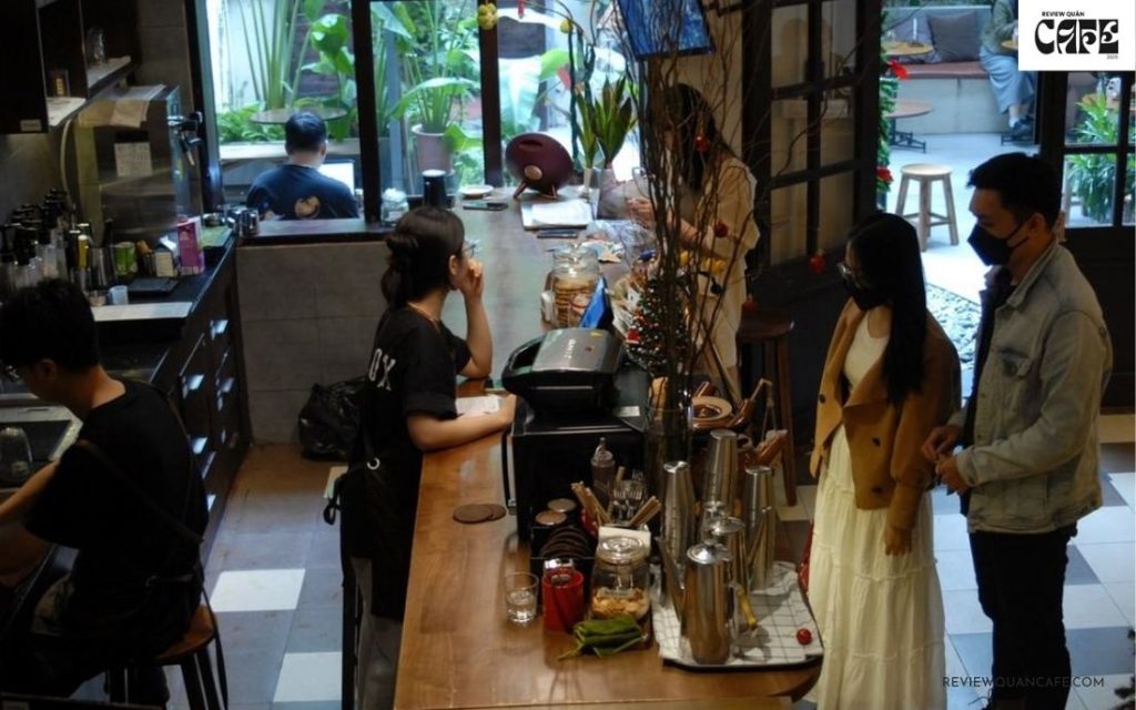 Bấc Cafe & Chill – Một không gian chữa lành giữa lòng Hà Nội Nhân viên phục vụ tại Bấc Cafe & Chill