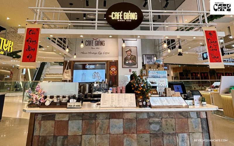 Cafe Giảng - Quán cà phê trứng hơn 70 năm tuổi giữa lòng Hà Nội Phục vụ tại Cafe Giảng chuyên nghiệp, thân thiện
