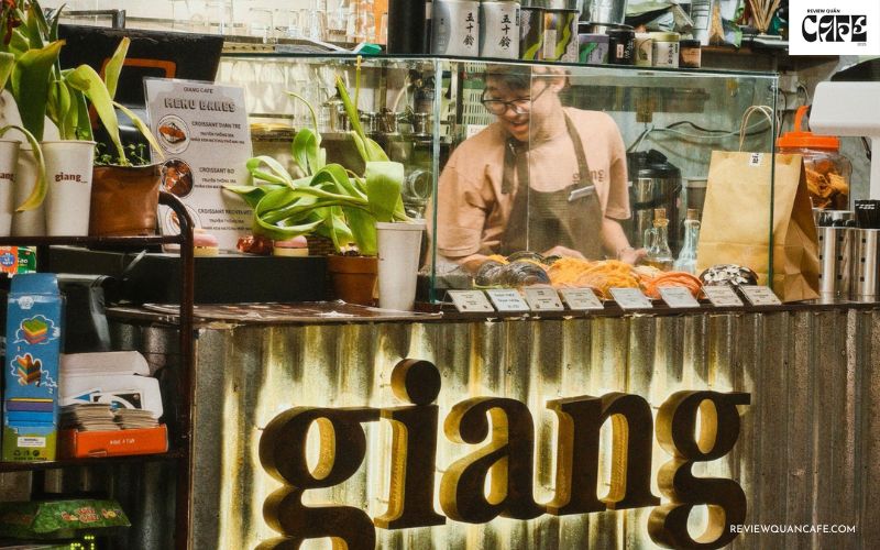 Review Giang Cafe: Quán cà phê sách đẹp, yên tĩnh ở quận 10 Nhân viên tại Giang Cafe