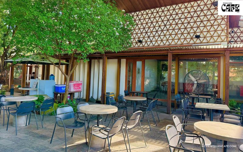 Top 7 quán cà phê Thủ Dầu Một đẹp mê mẩn quên lối về Koi Cafe một quán nước thư giãn, mát mẻ có hồ cá Koi