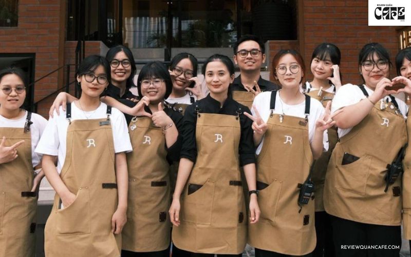 The Running Bean – Quán cafe đậm chất Âu giữa lòng Sài Gòn Nhân viên phục vụ thân thiện, tác phong nhanh nhẹn