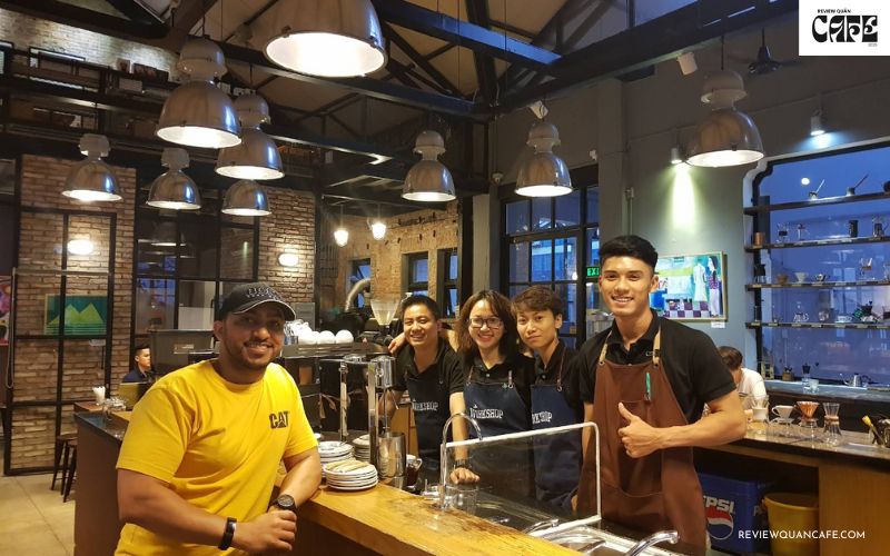 The Workshop Coffee: Quán cà phê workshop lý tưởng tại Quận 1 Nhân viên tại The Workshop Coffee chuyên nghiệp, phục vụ tận tâm
