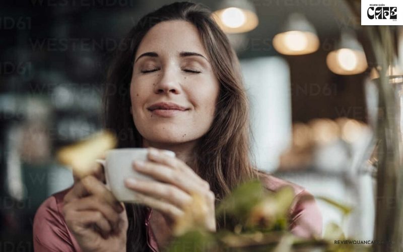 Cách thưởng thức cà phê ngon đâu chỉ là “uống”, đó là nghệ thuật Hương thơm – Dấu hiệu đầu tiên của một ly cà phê chất lượng
